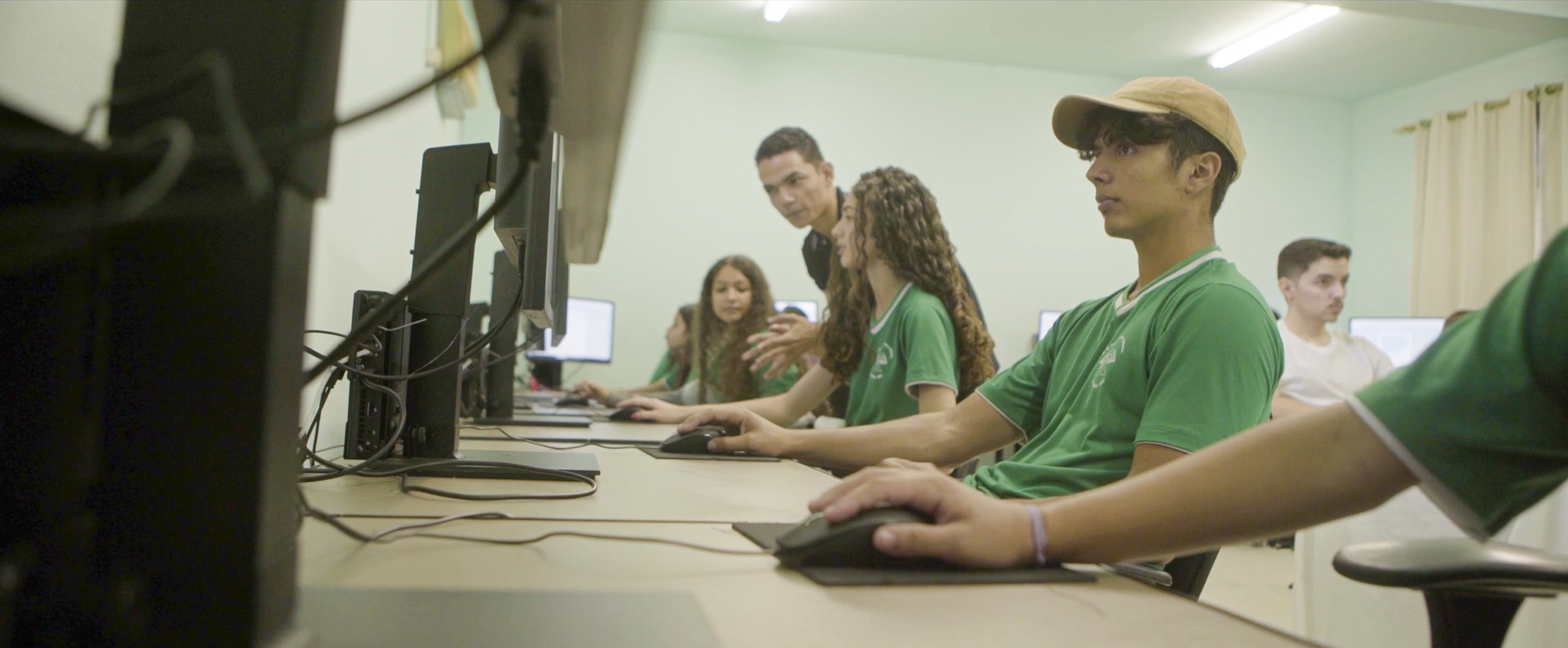 Intercâmbio: alunos da Escola Estadual Leônidas Alves Ribeiro, em Rubelita, aprendem noções de informática e edição com estudantes do IFNMG. Crédito: Divulgação